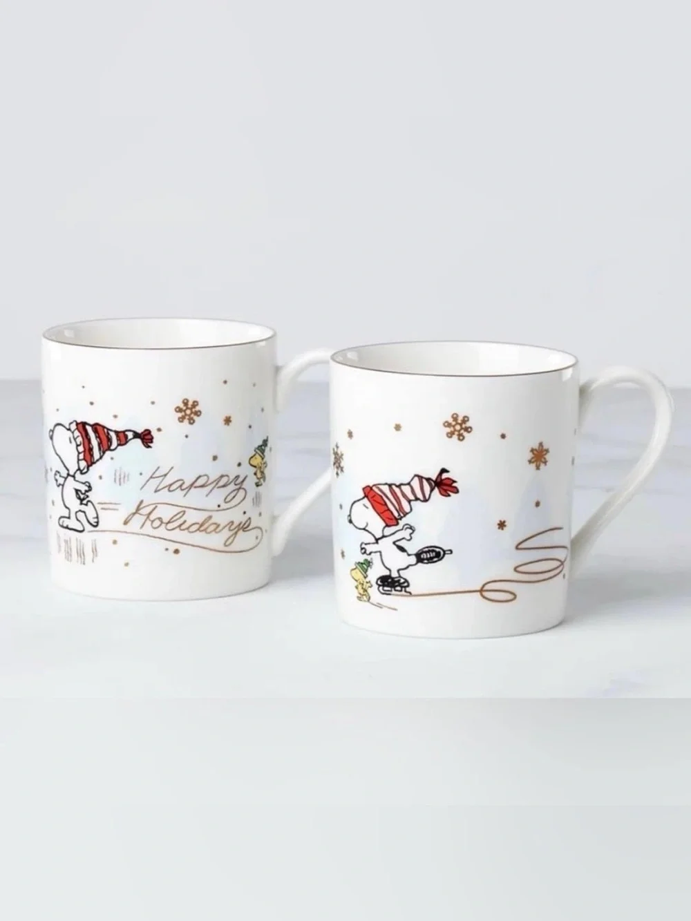 LENOX. Set of 2 mugs featuring Snoopy ice skating. A festive highlight! These Sn